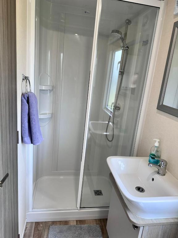Koupelna v ubytování Stylish 3-bed Mobile Home on St Helen's Coastal Resort, Isle of Wight