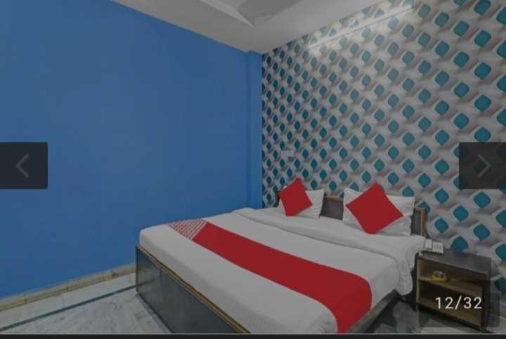 Un dormitorio con una cama con almohadas rojas. en OYO 81043 Siva Guest House, en Lucknow