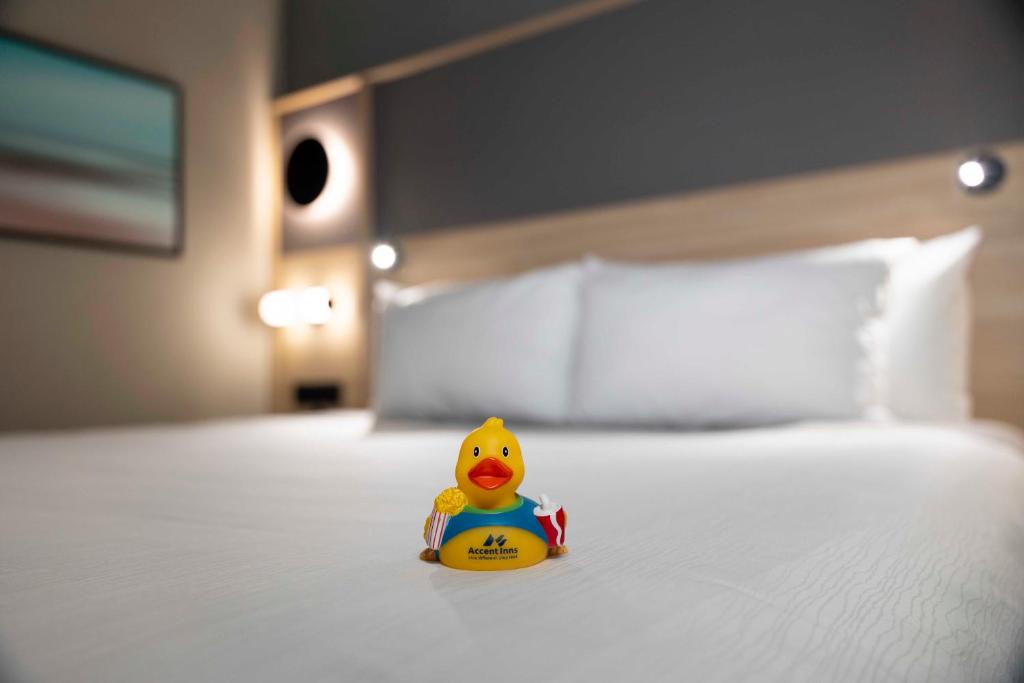 Postel nebo postele na pokoji v ubytování Accent Inns Kamloops