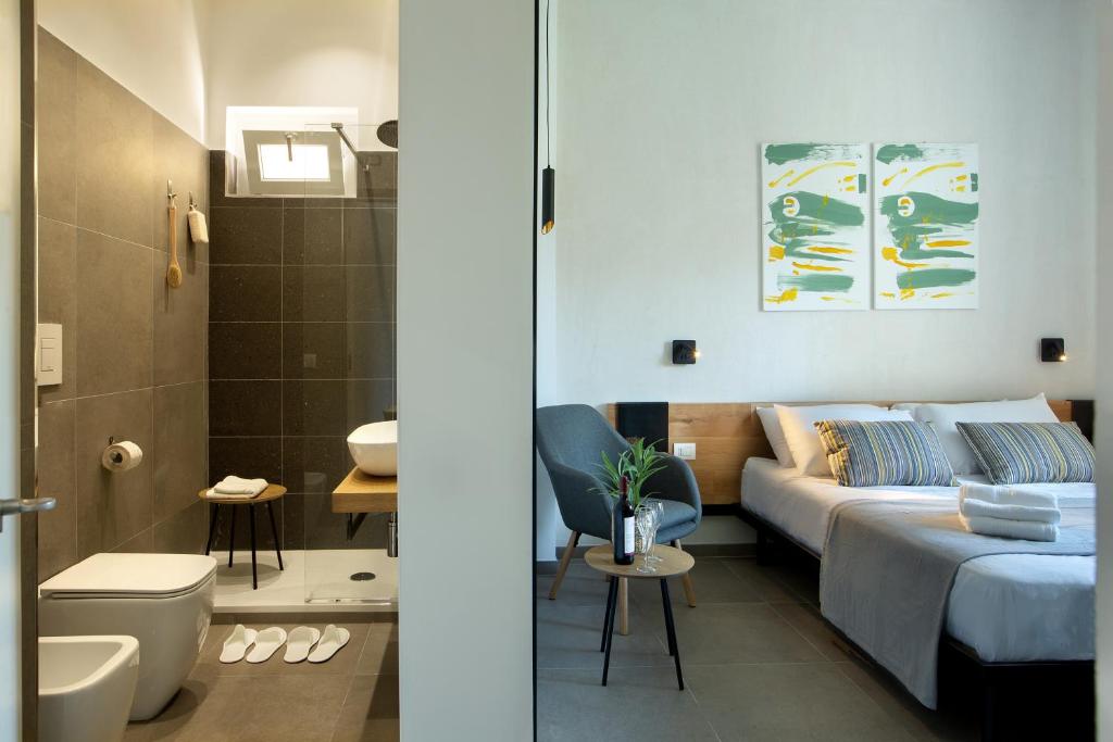 Postel nebo postele na pokoji v ubytování MARE FUORI ROOMS