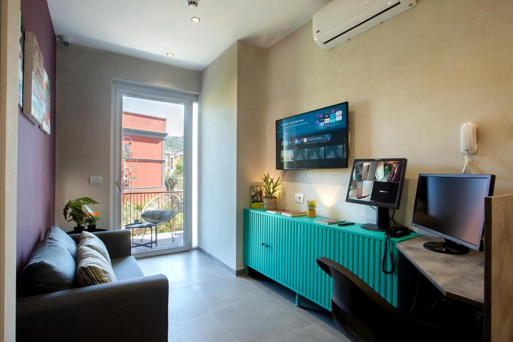 TV a/nebo společenská místnost v ubytování MARE FUORI ROOMS