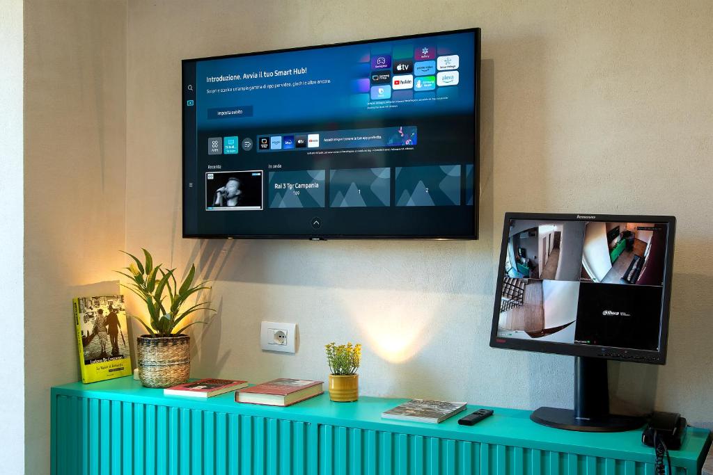 TV a/nebo společenská místnost v ubytování MARE FUORI ROOMS