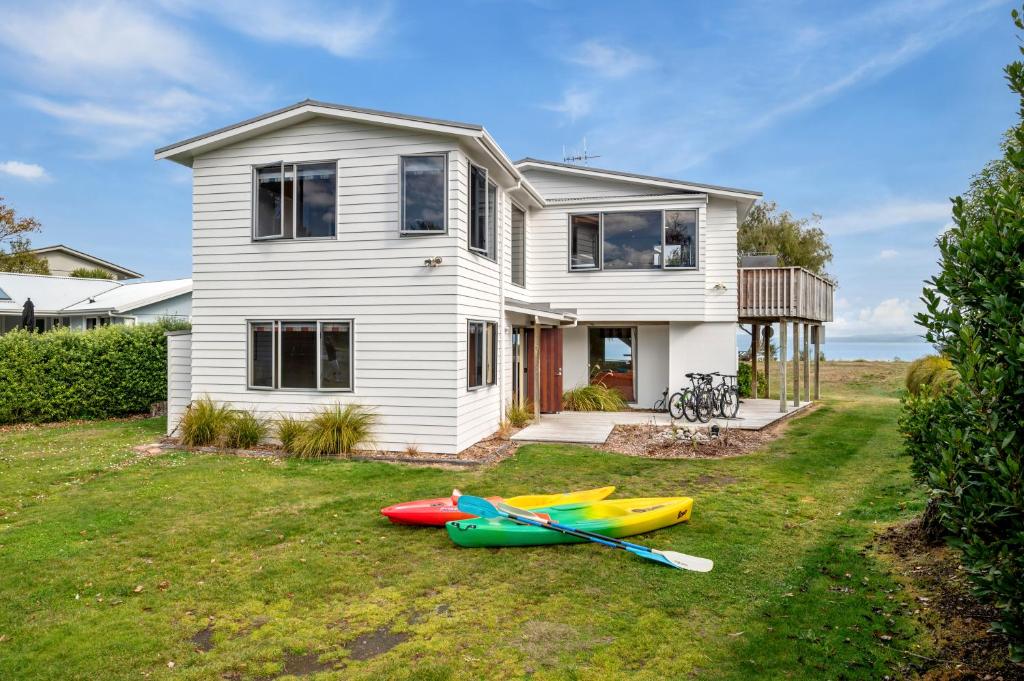 Absolute Waterfront with WiFi - Five Mile Bay Home