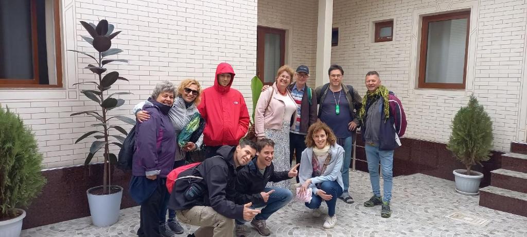 Un gruppo di persone che posano per una foto davanti a una casa di Guest house Zebiniso a Samarkand