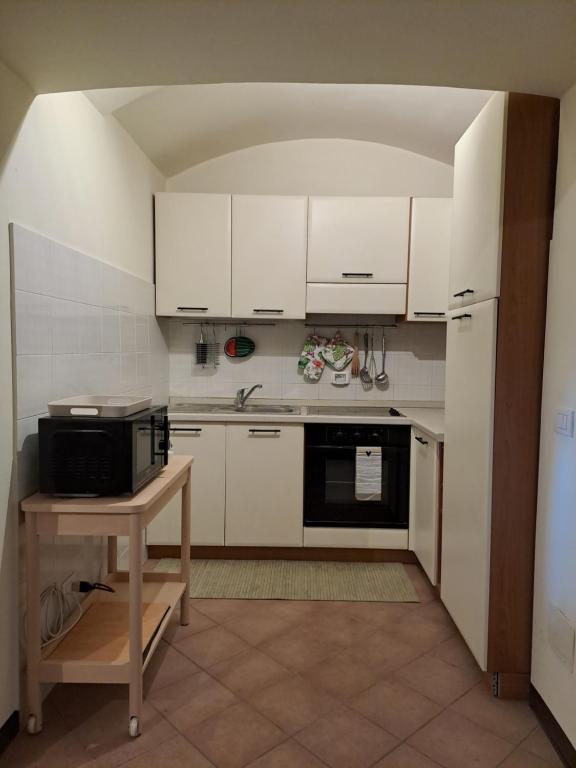 A kitchen or kitchenette at Casa di Via Porta Dipinta