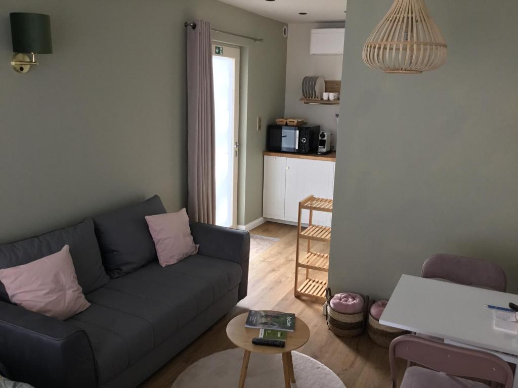 Posezení v ubytování Gezellige studio met terras en gratis parking