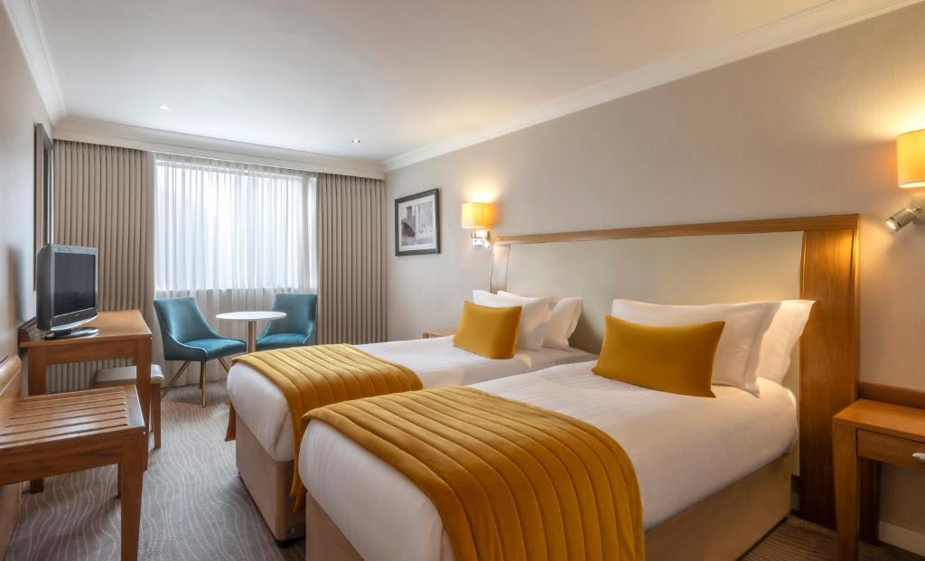 Postel nebo postele na pokoji v ubytování Salthill Hotel