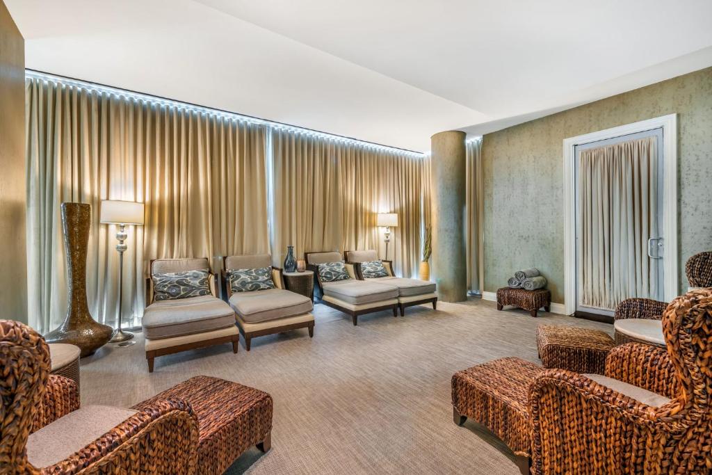Postel nebo postele na pokoji v ubytování Omni Fort Worth Hotel