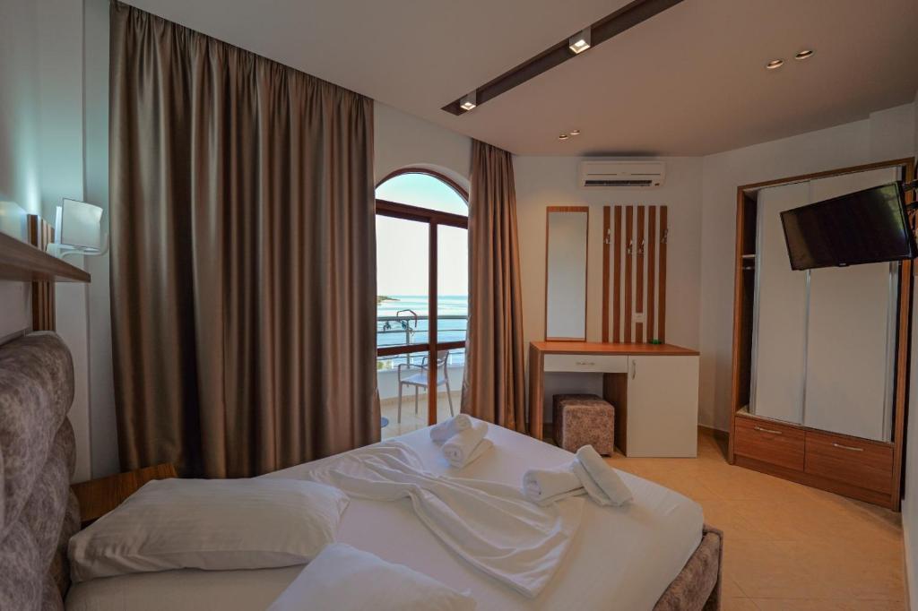 Postel nebo postele na pokoji v ubytování Hotel Meta Ksamil