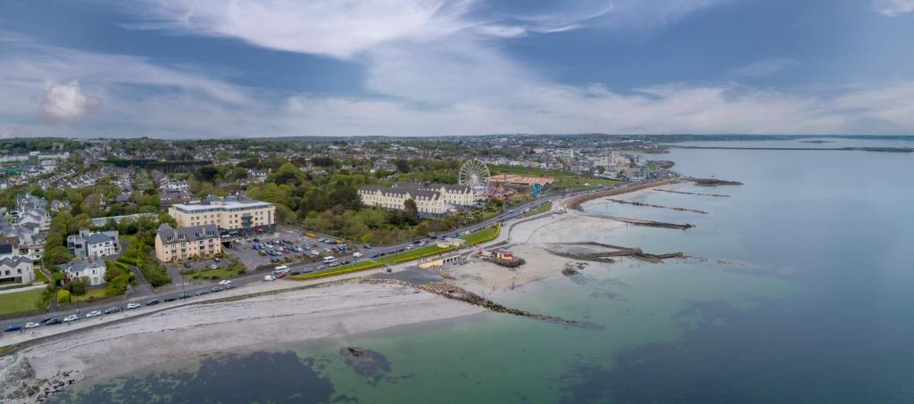 una vista aerea su una spiaggia e su una città di Salthill Hotel a Galway