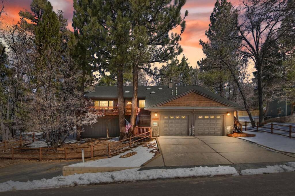 una casa con garaje delante en Oak Pines Lodge W Spa & fenced backyard, en Big Bear Lake