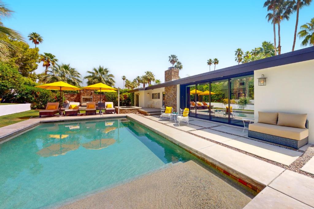 una piscina en el patio trasero de una casa en Palm Springs Luxury Retreat, en Palm Springs