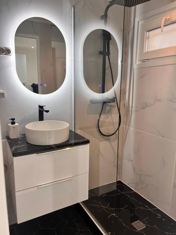 Bilik mandi di Suite jacuzzi 2 min de la mer
