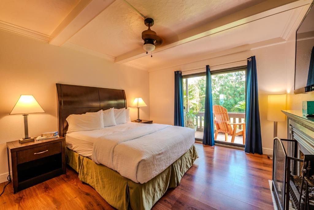 1 dormitorio con cama y ventana grande en Toucans Retreat Tranquil 1BR Condo with Patio 102, en South Padre Island