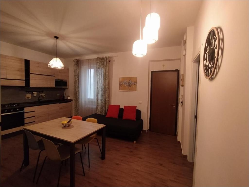 een woonkamer met een tafel en een bank bij Dimora Ninfee in Rome