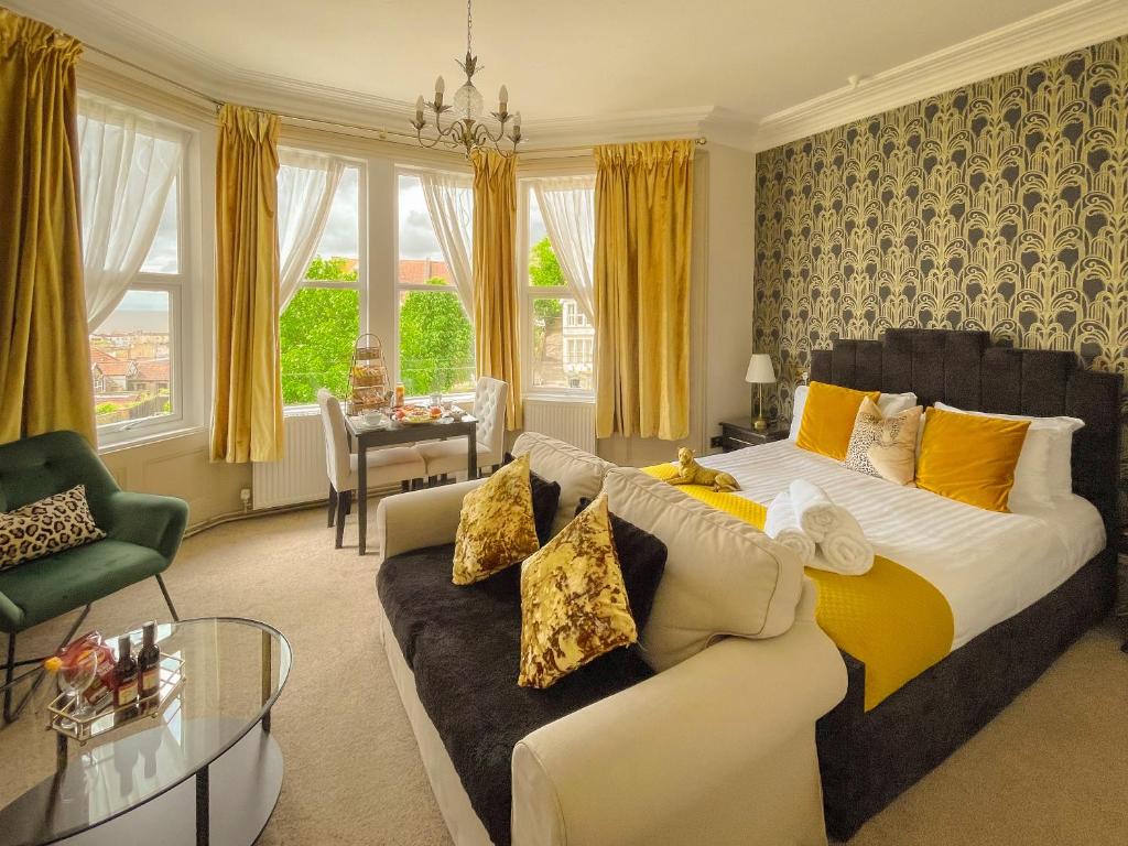 una camera con un grande letto e un divano di Timbertop Suites - Adults Only a Weston-super-Mare