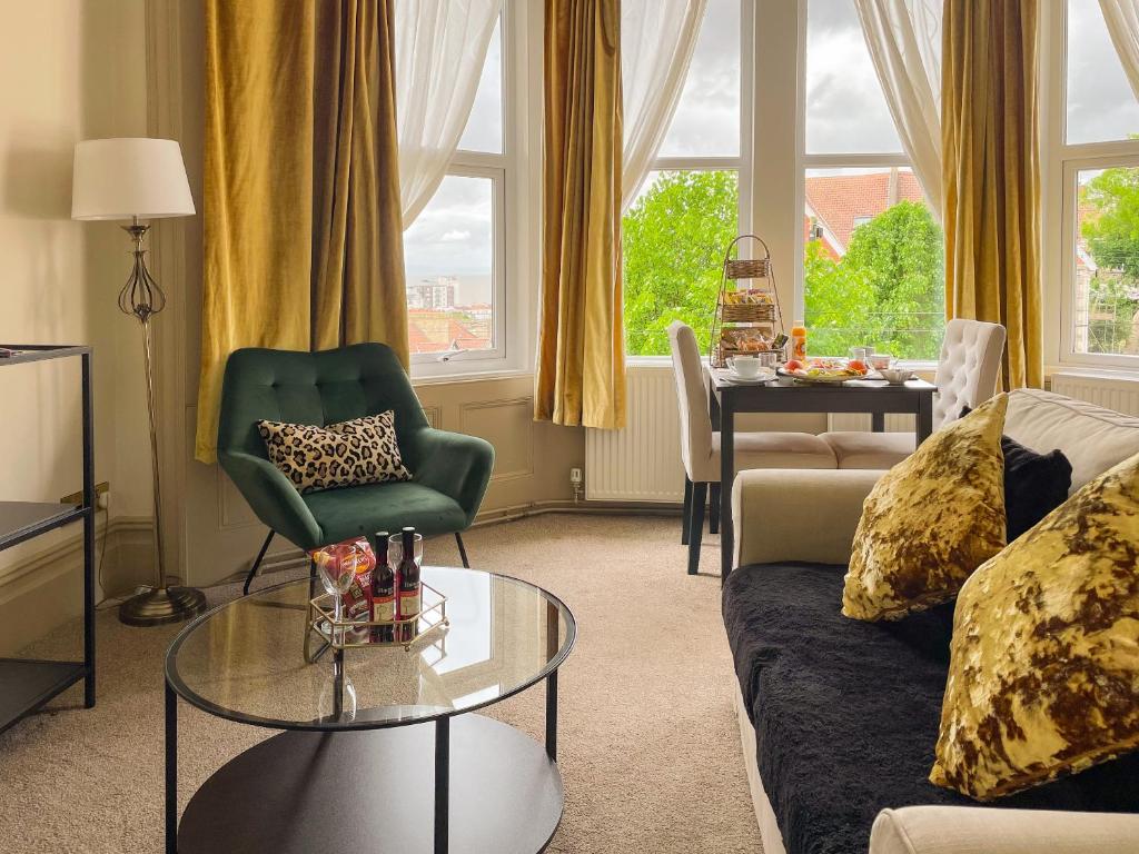 Timbertop Suites - Adults Only في ويستون سوبر مير: غرفة معيشة مع أريكة وطاولة