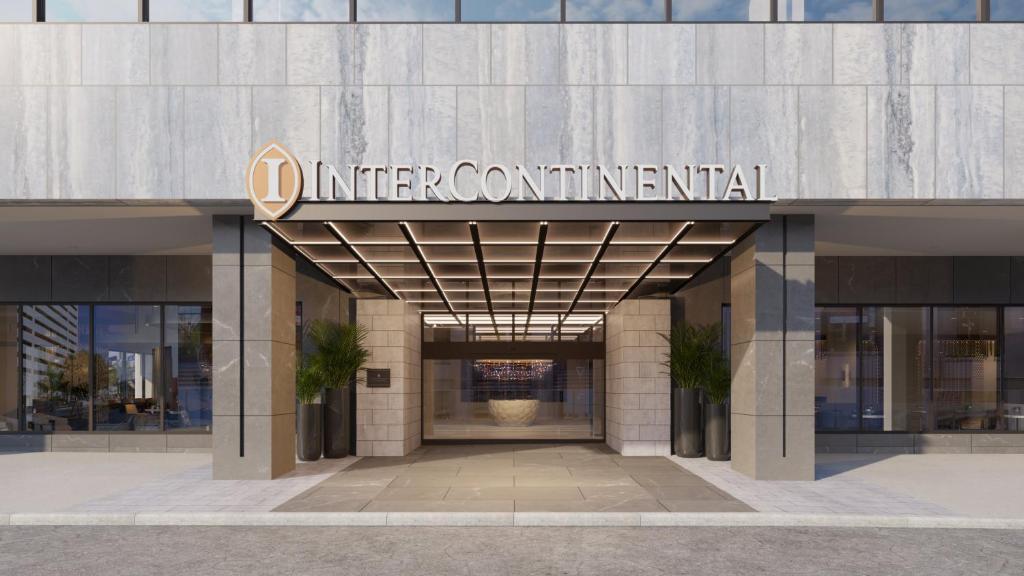 una entrada a un edificio de oficinas con un cartel en él en InterContinental Hotels San Antonio Riverwalk, an IHG Hotel, en San Antonio