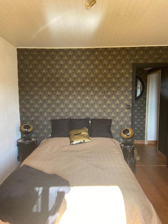 Postel nebo postele na pokoji v ubytování Cosy proche mer