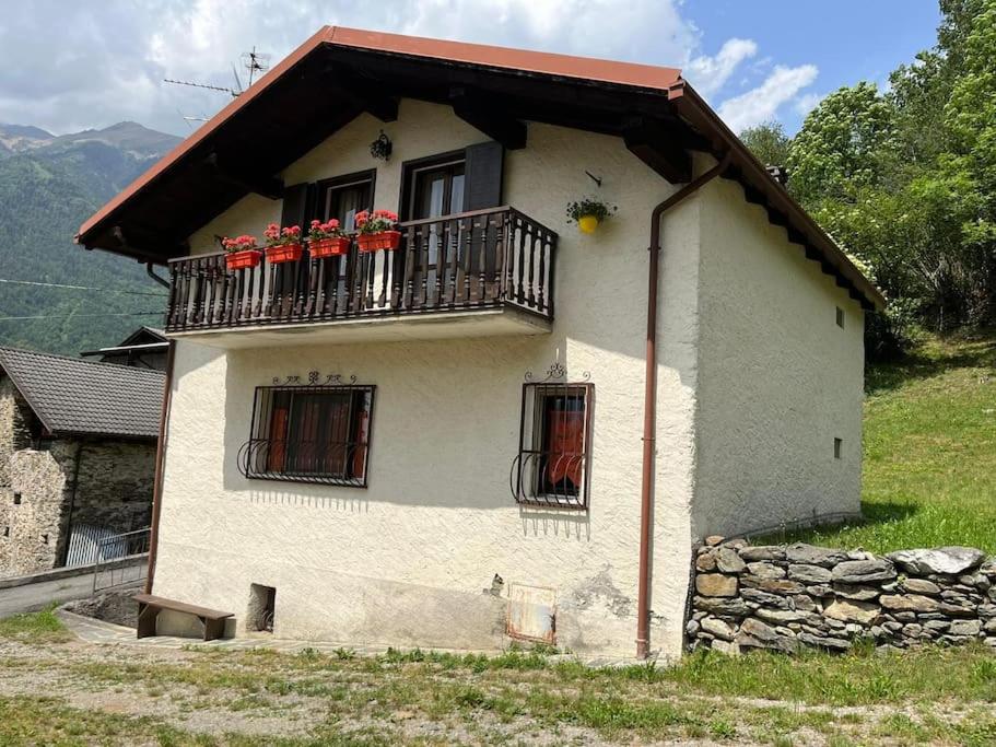 Nespecifikovaný výhled na hory nebo výhled na hory při pohledu z prázdninového domu