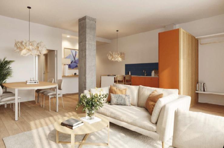 sala de estar con sofá blanco y mesa en Arroyo 3 Apartments, en Sevilla