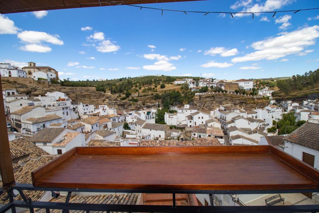 - une vue sur une ville depuis le toit d'un bâtiment dans l'établissement La Casa de la Lela, à Setenil de las Bodegas