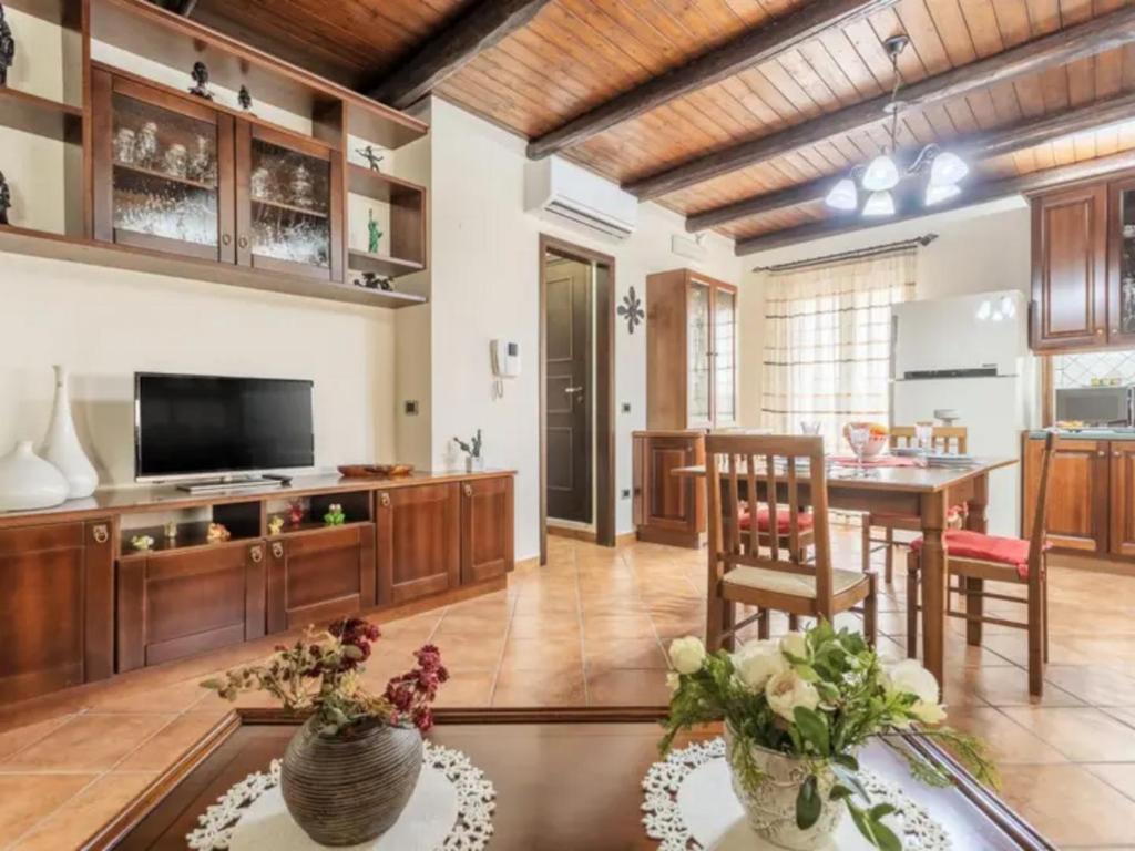 uma grande sala de estar com uma mesa e uma cozinha em CASA VACANZE PERLA em Partinico