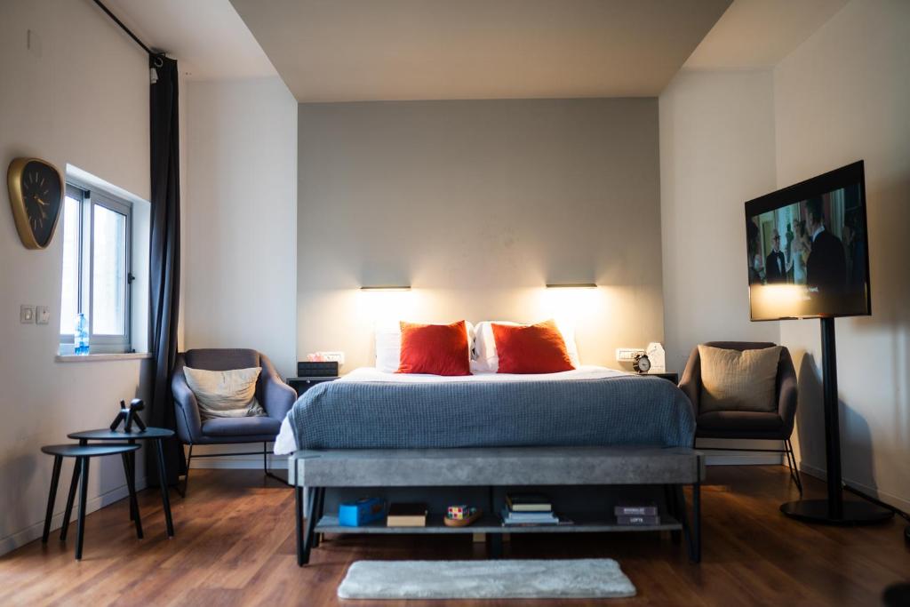 מיטה או מיטות בחדר ב-Central Charming Studio Apartment in Jerusalem