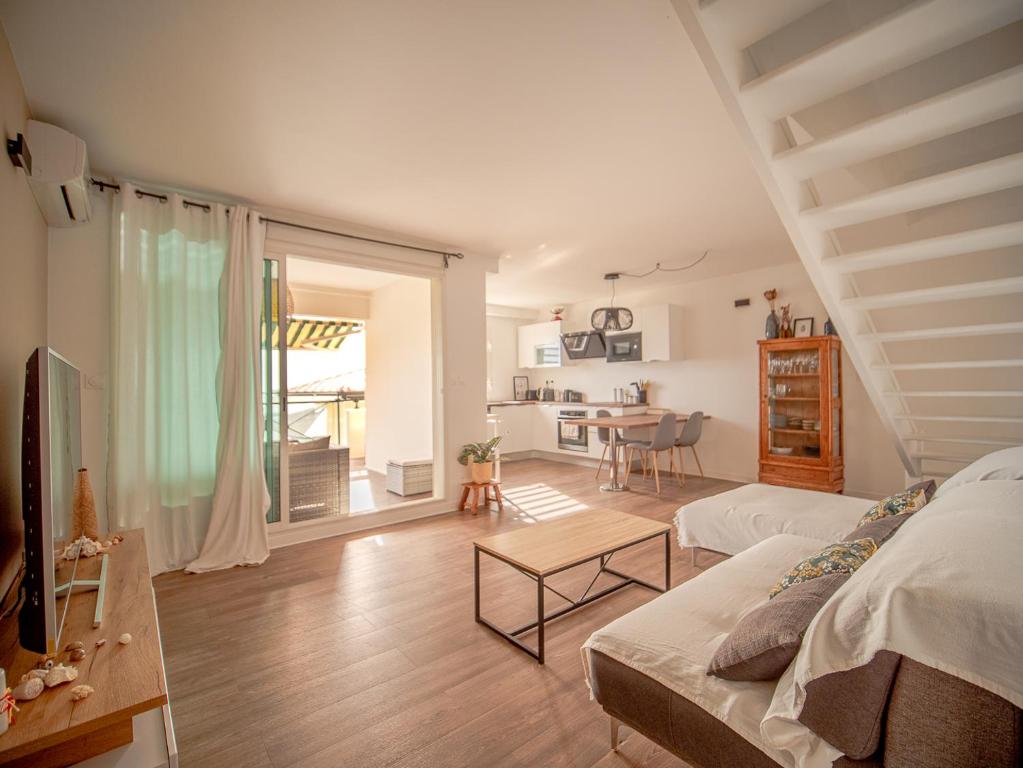 horizon tourmaline - T4 vue mer في سان جيل لي بان: غرفة معيشة مع سرير وطاولة