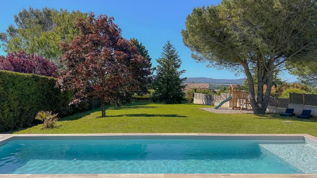 - une piscine dans une cour arborée dans l'établissement Villa contemporaine avec piscine - 170m2, à Sauzet