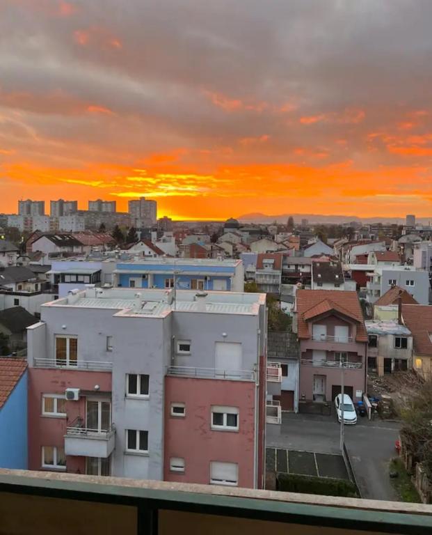 Pohľad na východ alebo západ slnka z apartmánu alebo blízkeho okolia