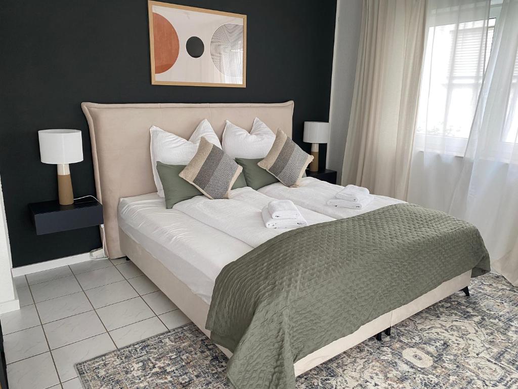 コブレンツにあるModerne Wohnung mit Terrasse & Parkplatz; Nähe BWZK & Amazonの大きなベッドと枕のある寝室
