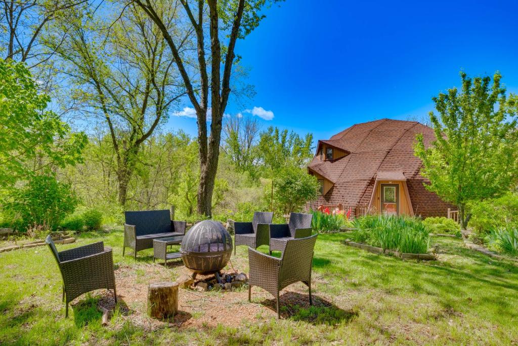 Un patio con sillas y parrilla y una casa. en North Freedom Studio Near Hiking!, en Baraboo