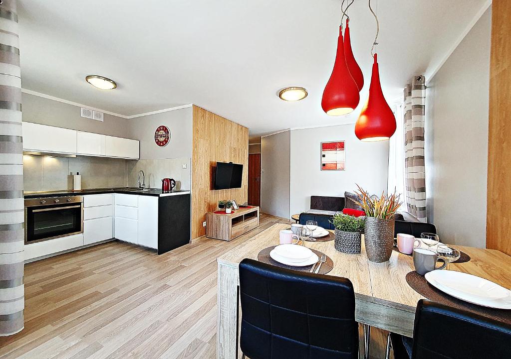 Kuchyň nebo kuchyňský kout v ubytování Apartamenty Rezydencja Parkowa Sun&Fun Nadrzeczna 3D i 3E -blisko centrum