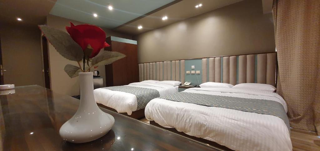 Postel nebo postele na pokoji v ubytování Grand Bayan Hotel & Apt at Nile Plaza