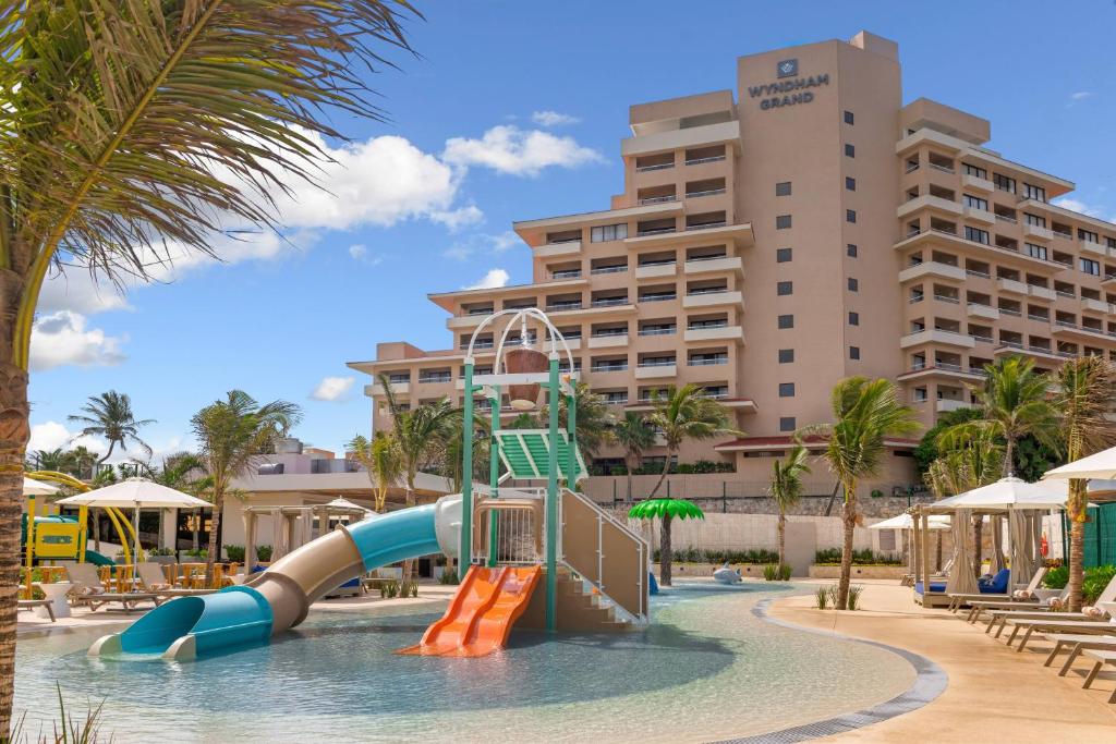 Bazén v ubytování Wyndham Grand Cancun All Inclusive Resort & Villas nebo v jeho okolí