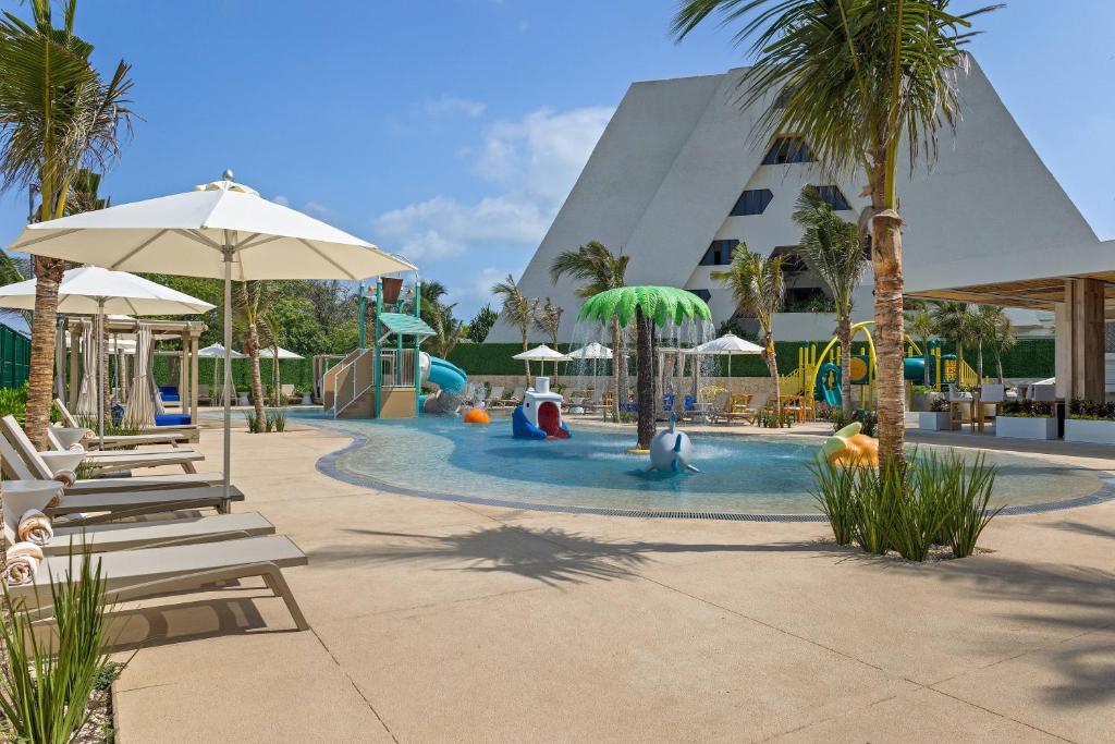 Bazén v ubytování Wyndham Grand Cancun All Inclusive Resort & Villas nebo v jeho okolí