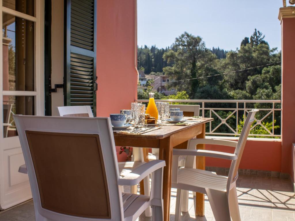 Una mesa y sillas en un balcón con vista. en Xenia's House, en Kato Korakiana