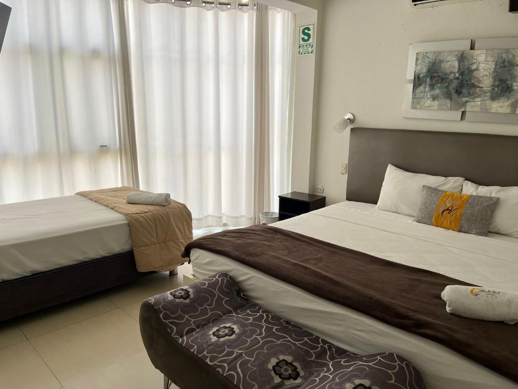 Habitación de hotel con 2 camas y ventana en Miskisol, en Piura
