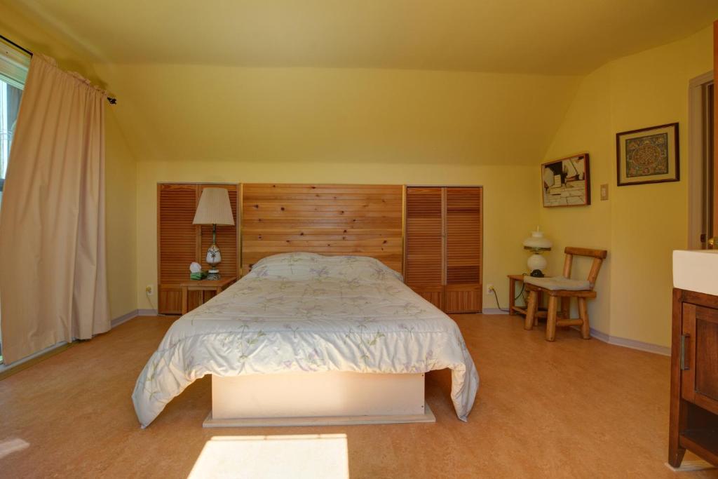 1 dormitorio con 1 cama, mesa y sillas en Le Magestik, en Mansonville