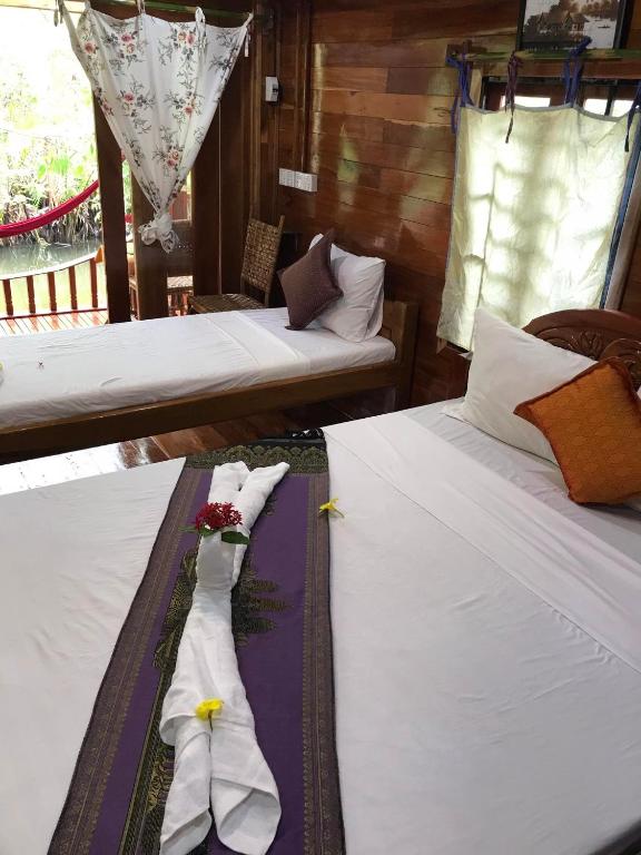 Postel nebo postele na pokoji v ubytování Retro Kampot Guesthouse