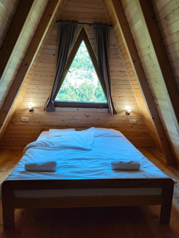 Postel nebo postele na pokoji v ubytování Vikendice Limski mir