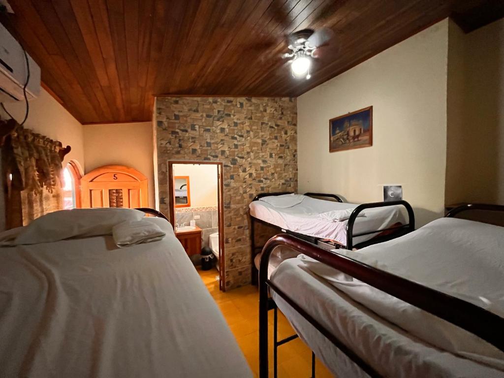 - une chambre avec 2 lits superposés dans l'établissement Hotel Mirna & OCT, à Granada