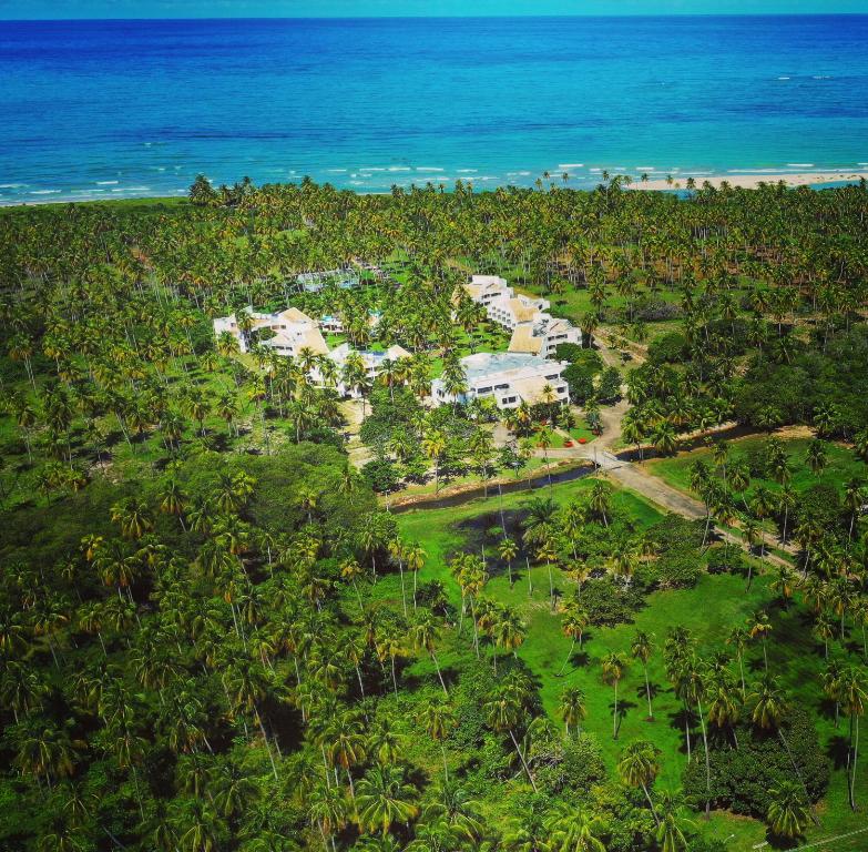 an aerial view of a resort with palm trees and the ocean at Hotel D'Anatureza in Maceió