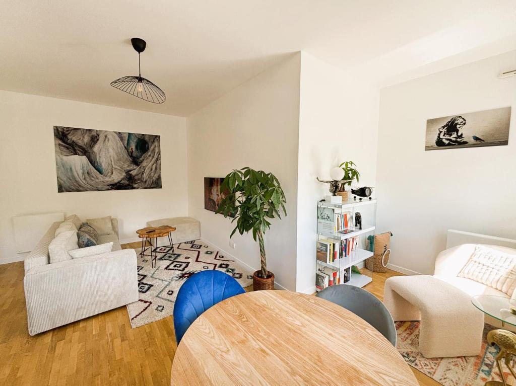 un salon avec une table et un canapé dans l'établissement Le Boudoir - 2 pièces et parking, au Plessis-Robinson