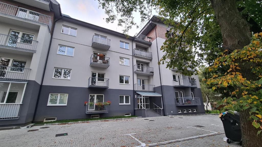 un edificio de apartamentos con flores en los balcones en Apartmán Hestia 5, en Rajecké Teplice