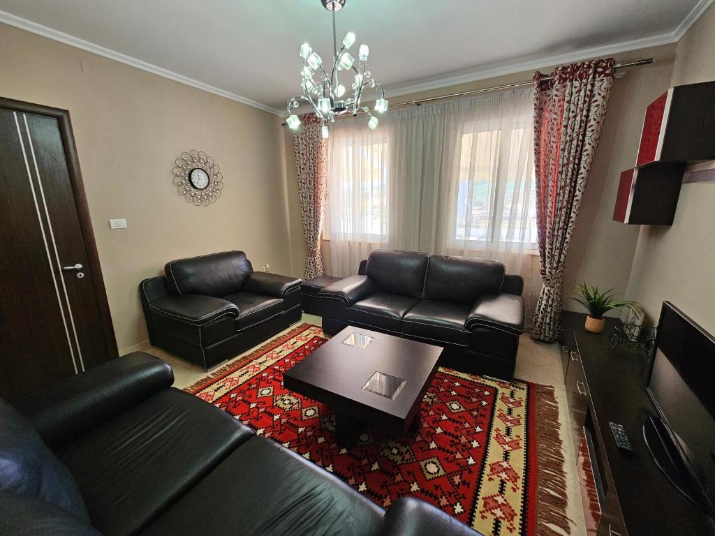 TV a/nebo společenská místnost v ubytování Linda's Guest House