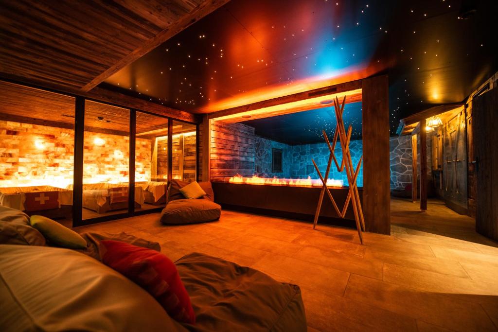 un salon avec une chambre dotée d'un plafond étoilé dans l'établissement Hotel Daniela, à Zermatt