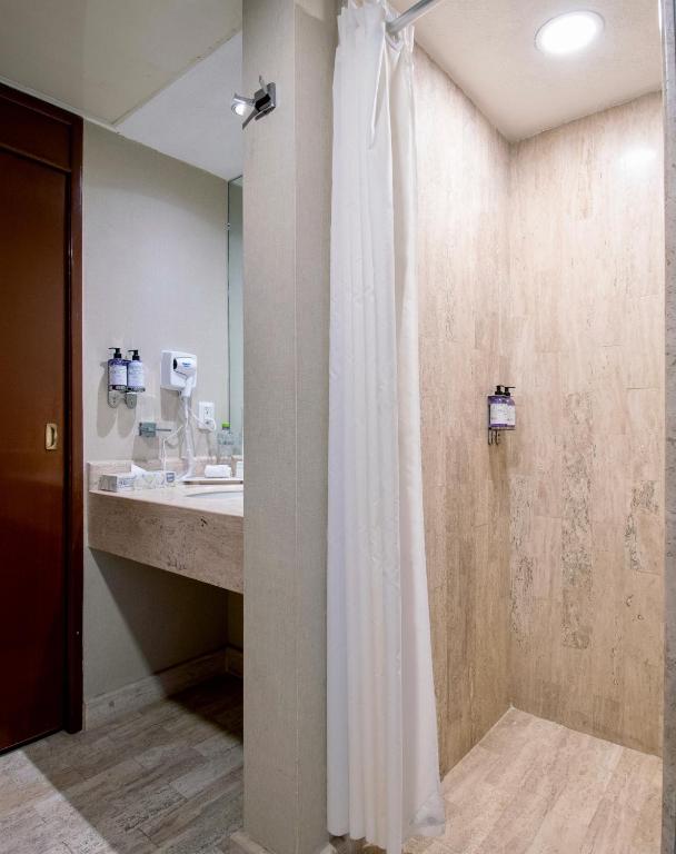 Koupelna v ubytování Hotel Plaza Génova Centro