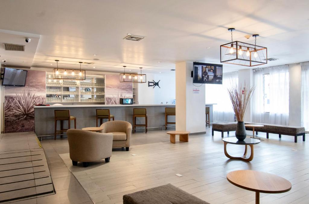 TV a/nebo společenská místnost v ubytování Hotel Plaza Génova Centro